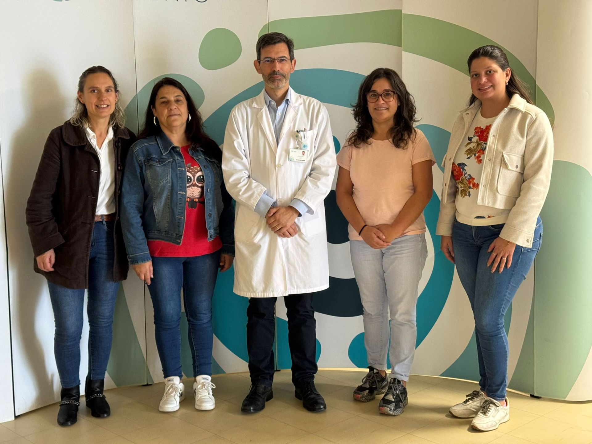 1.	(da esquerda para a direita) Veronica, Susana Silva, Dr. Júlio Oliveira, Sandra Silva e Mariana Silva, na entrega do cheque.