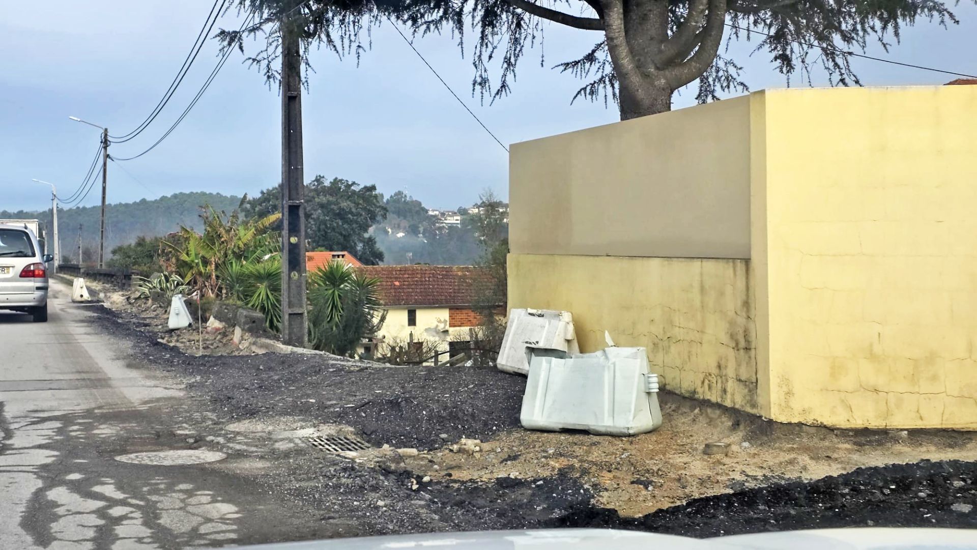 Nas bermas da estrada é possível verificar o início das obras da colocação de passeios