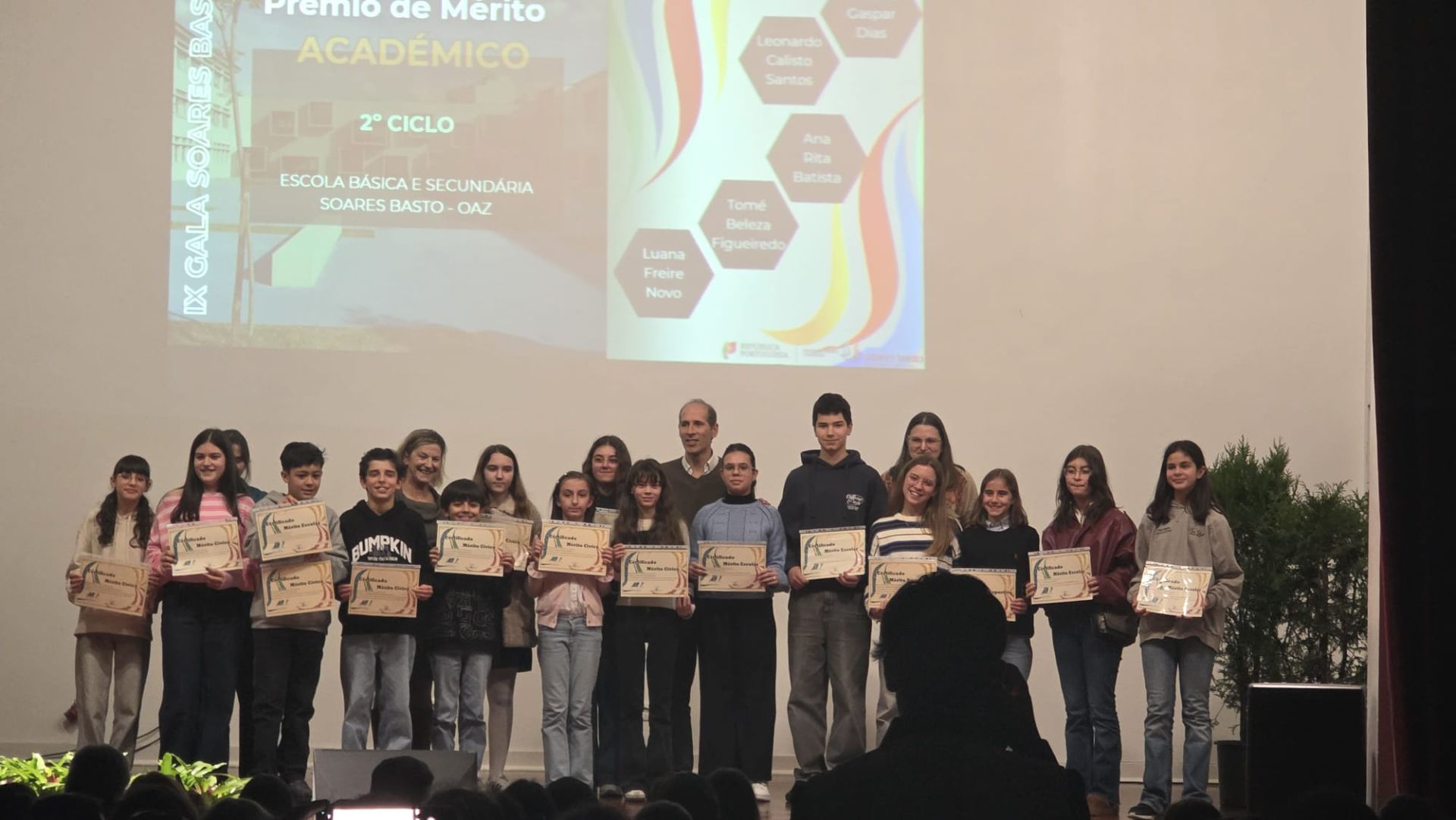 Alunos do 2º ciclo que foram galardoados com os diplomas de mérito cívico, desportivo e académico