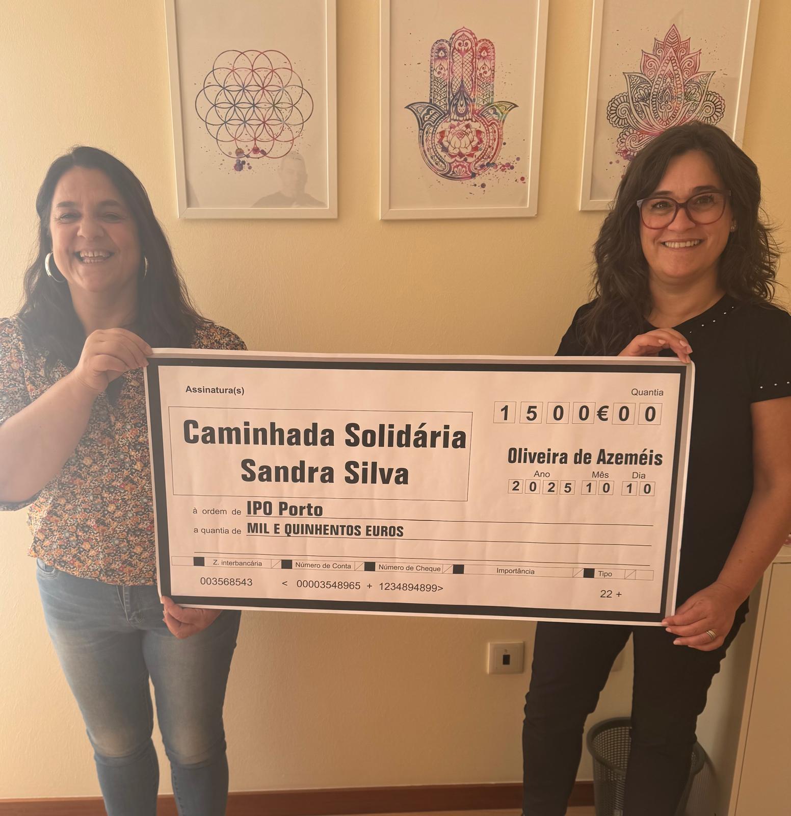 2.	Sandra Silva e Susana Silva com o cheque do valor angariado