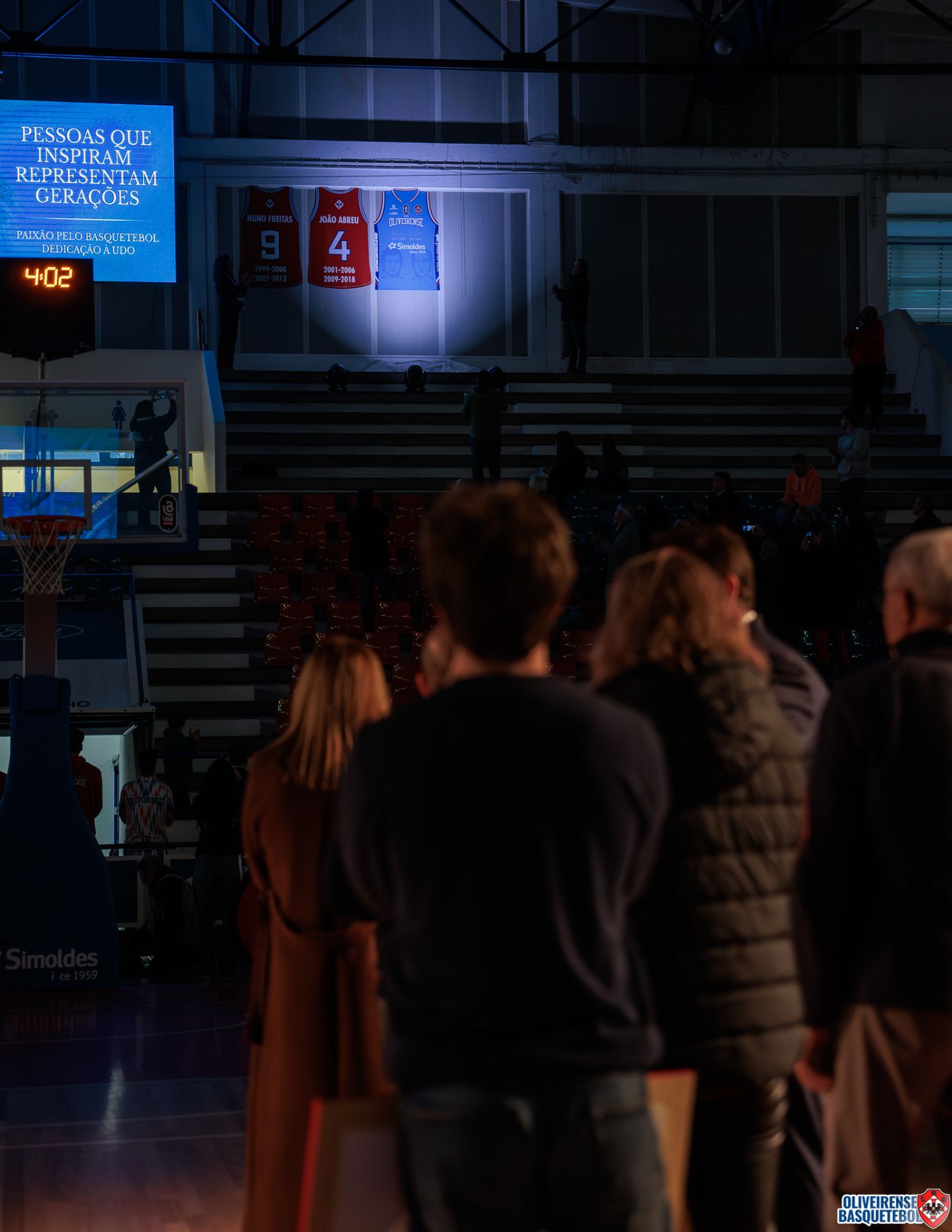 Na cerimónia de homenagem houve o descerramento de uma camisola de basquetebol