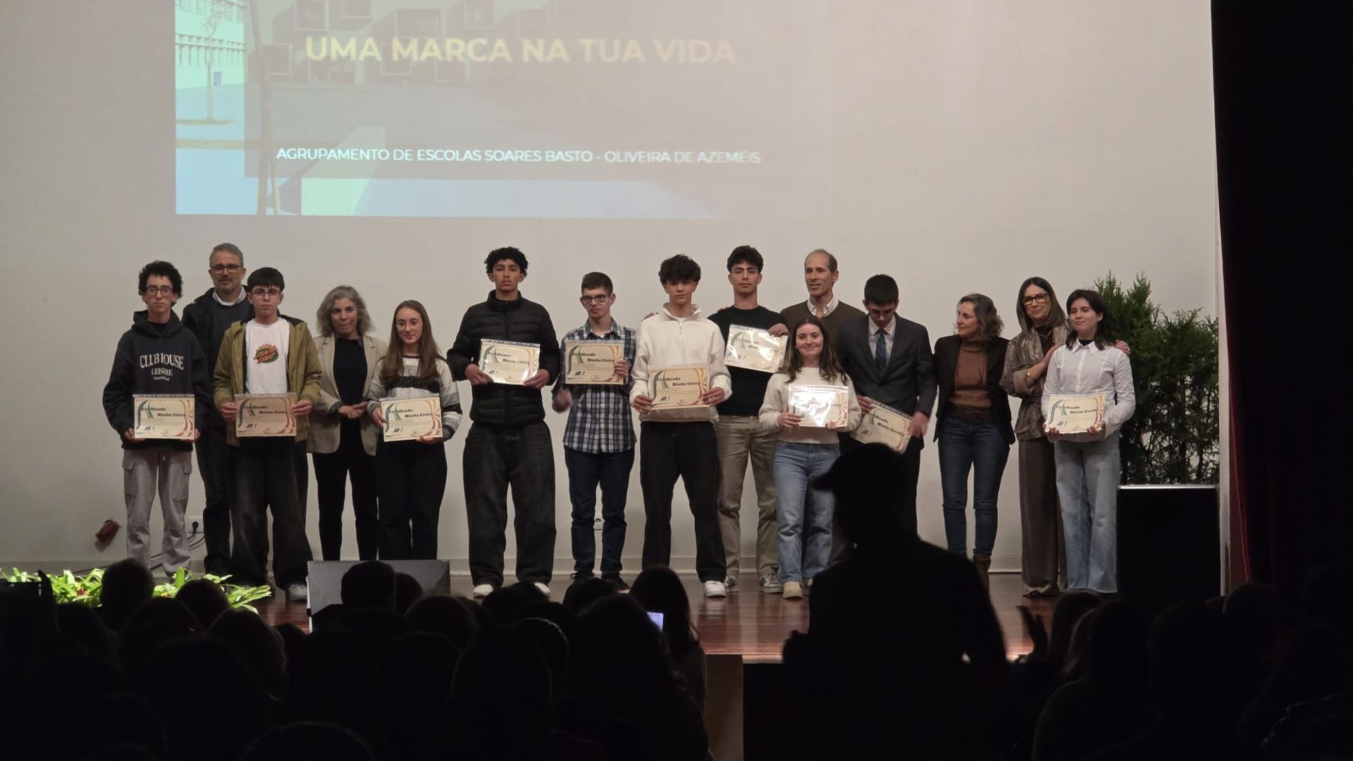 Alunos do 3º ciclo que foram galardoados com os diplomas de mérito cívico, desportivo e académico