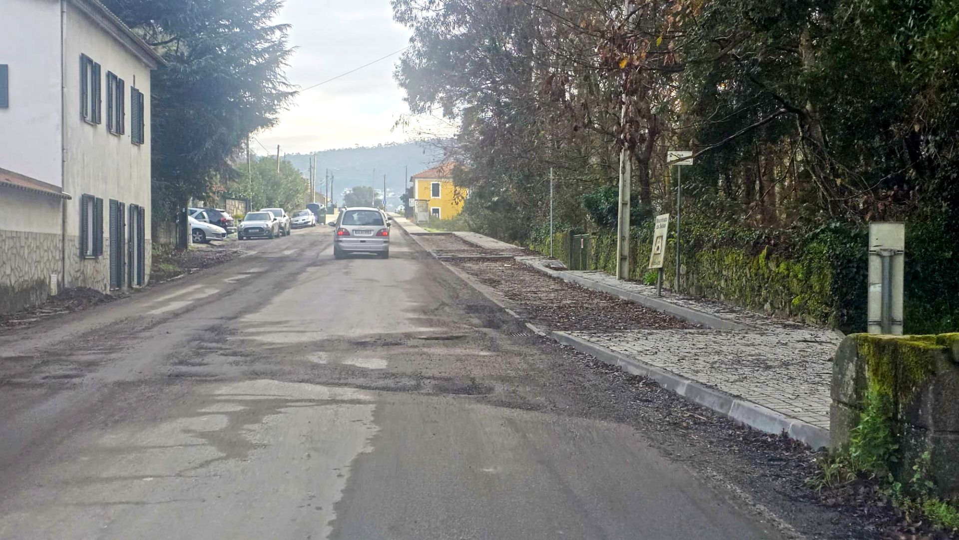 Apesar da colocação de brita, a estrada continua em mau estado