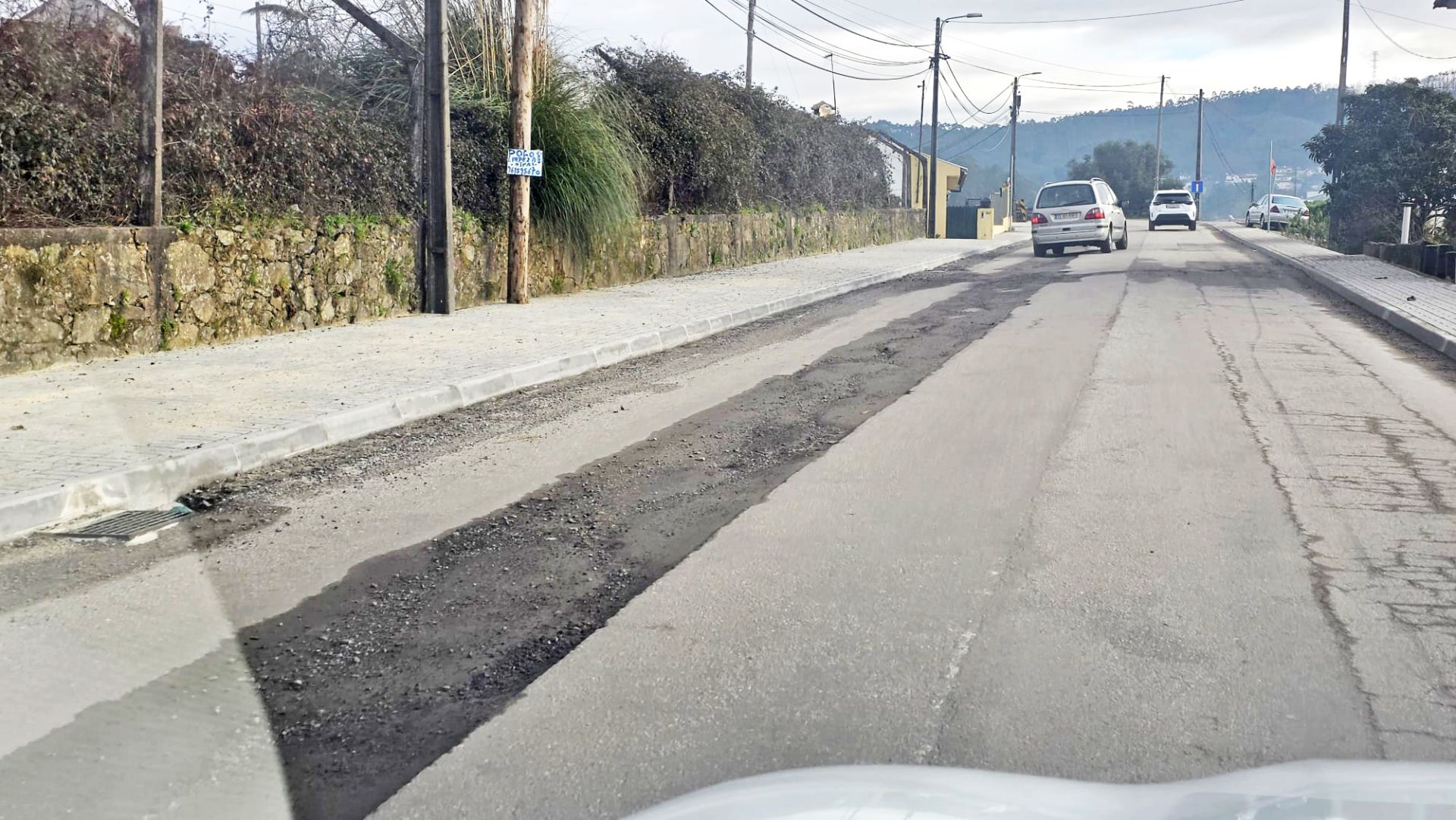 Com a via em mau estado, os condutores são “obrigados” a ir em contra-mão