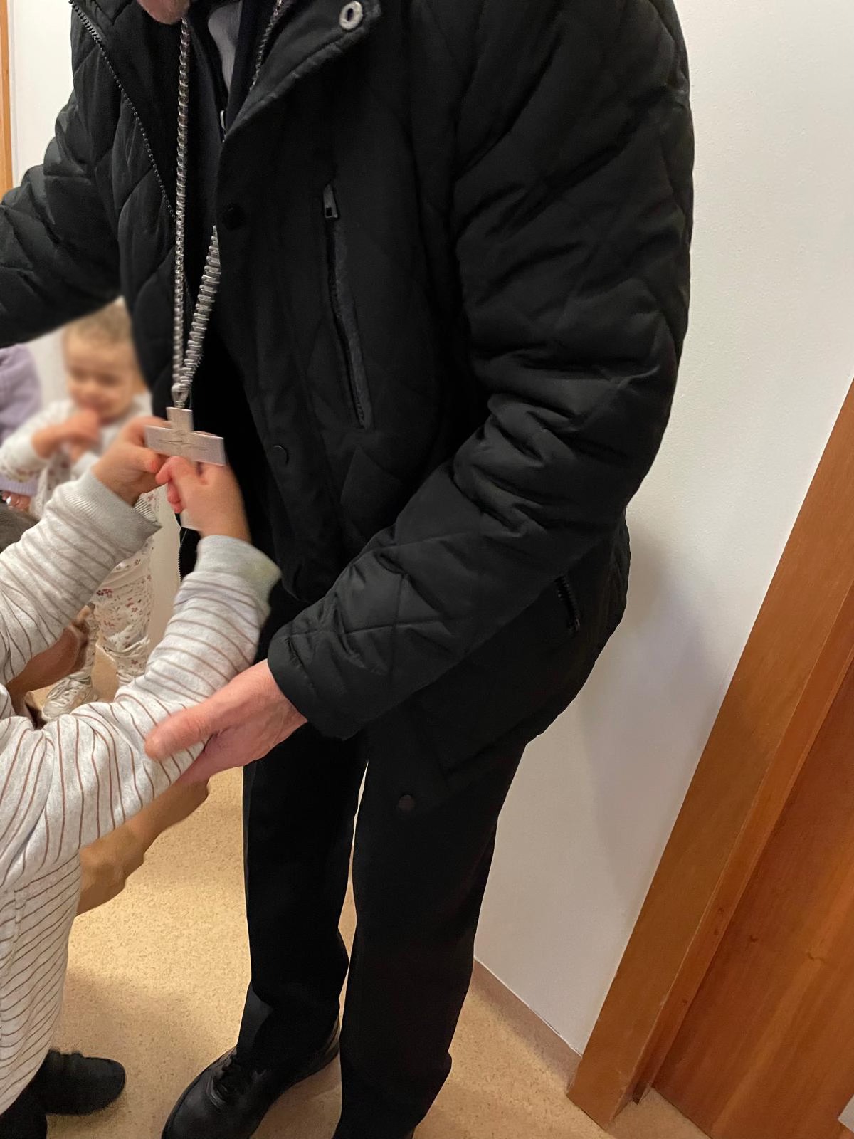 No encontro com os catequizandos, o bispo auxiliar revelou que anda sempre com uma cruz “para se lembrar sempre de Jesus”