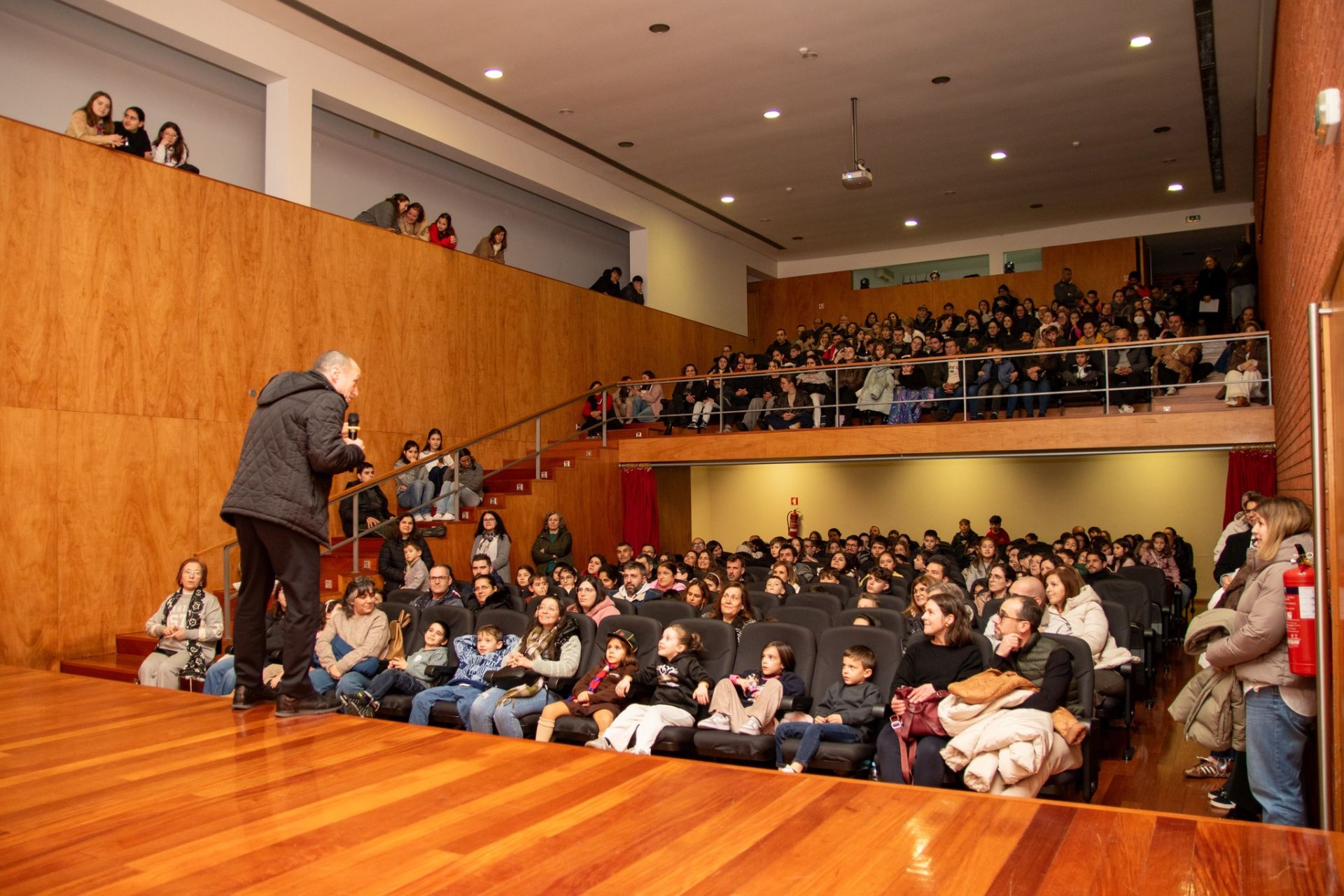 O encontro de catequizandos, catequistas e famílias teve lugar no auditório da Junta de Freguesia de S. Roque