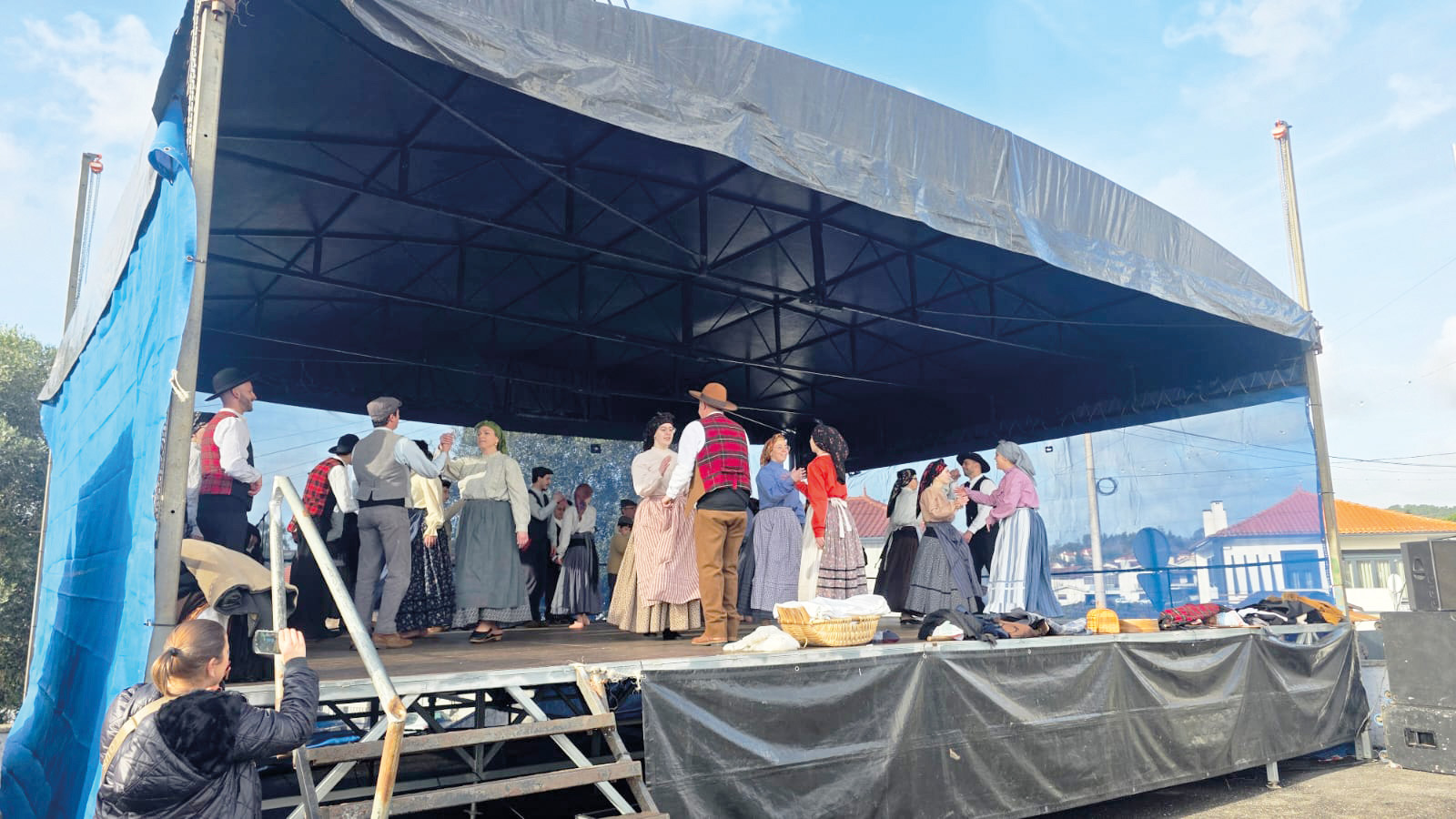 Numa das suas músicas, o Grupo Folclórico ‘As Padeirinhas de Ul’ tiveram em palco o elemento mais novo, uma menina que vai completar 2 anos de idade