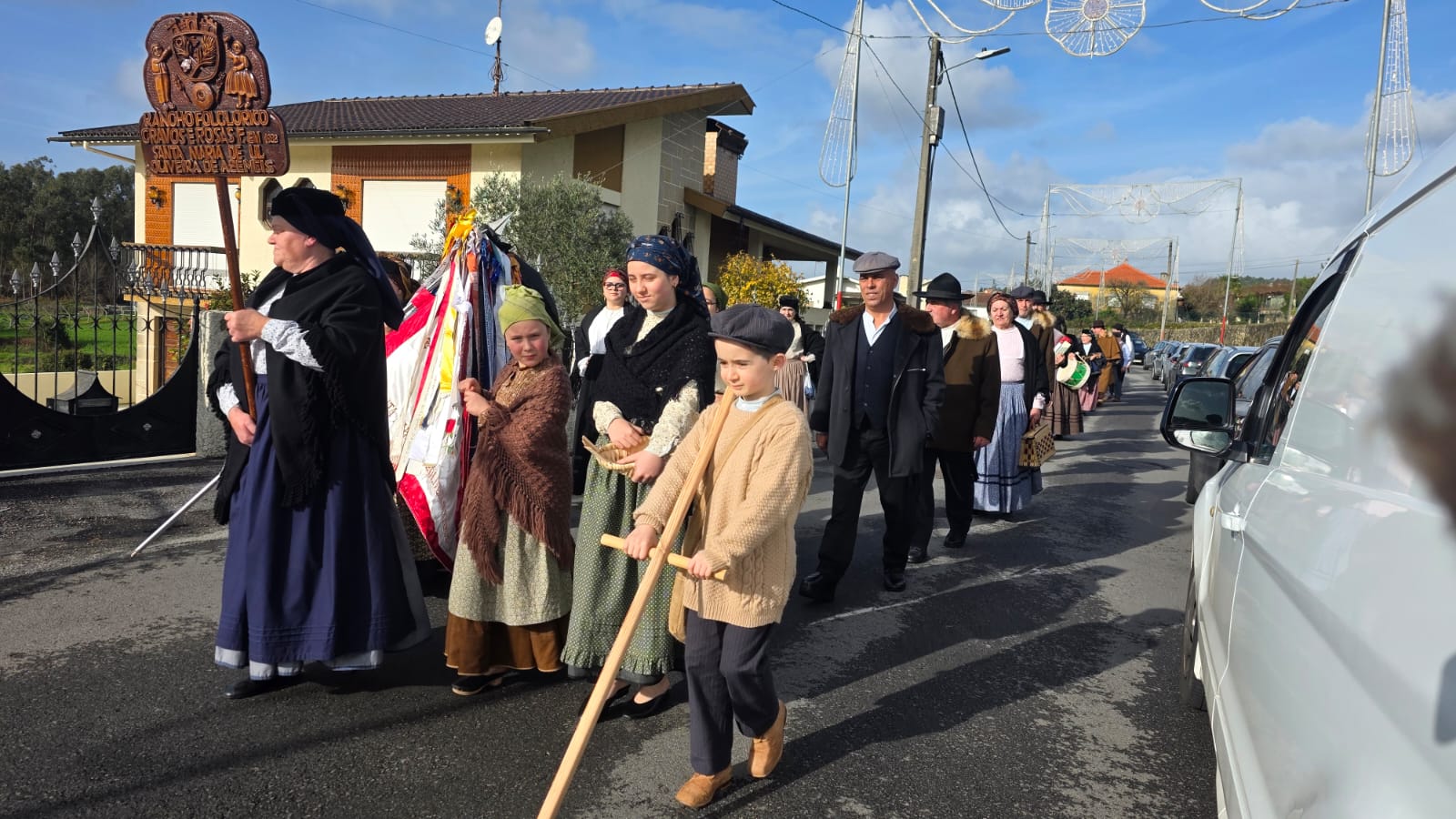 O Rancho Folclórico 'Cravos e Rosas' durante o desfile dos grupos