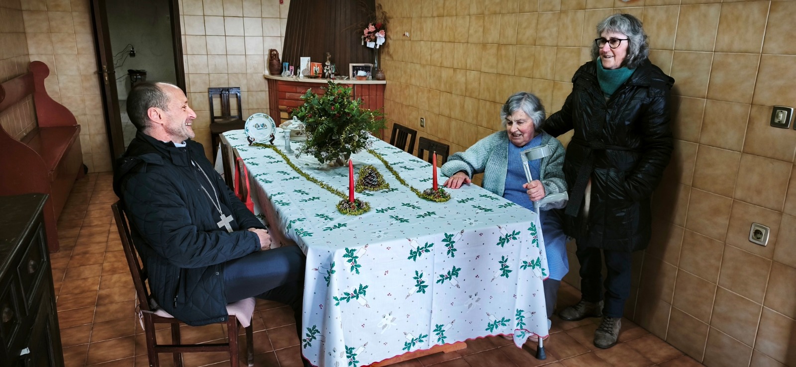 Os idosos que estão em casa também não foram esquecidos durante a visita de D. Roberto Mariz