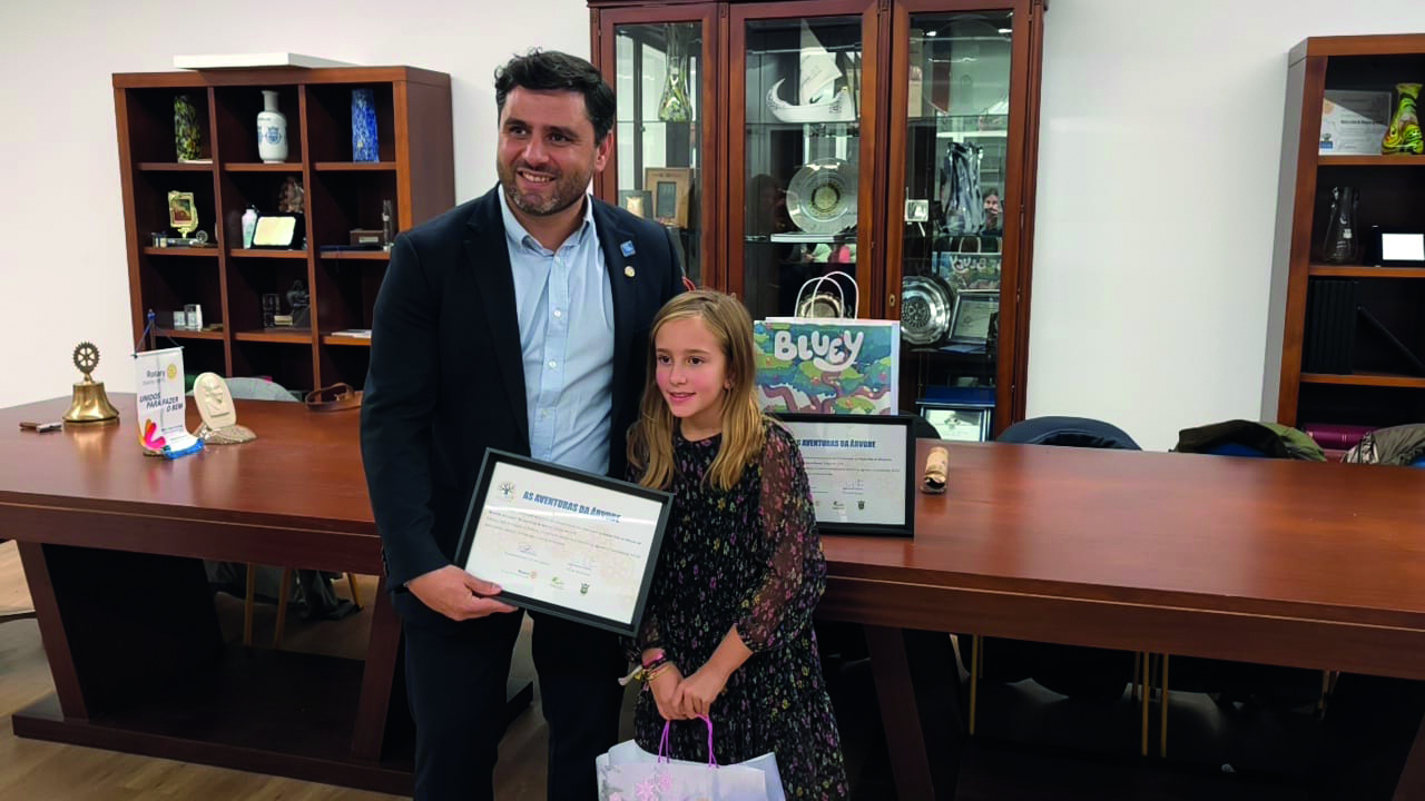 Pedro Almeida, presidente do Rotary Club entrega o Prémio a Mariana Azevedo