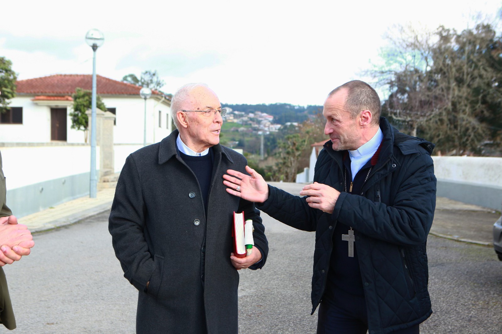 Padre Artur (à esq.) com o Bispo Auxiliar D. Roberto Mariz (à direita)