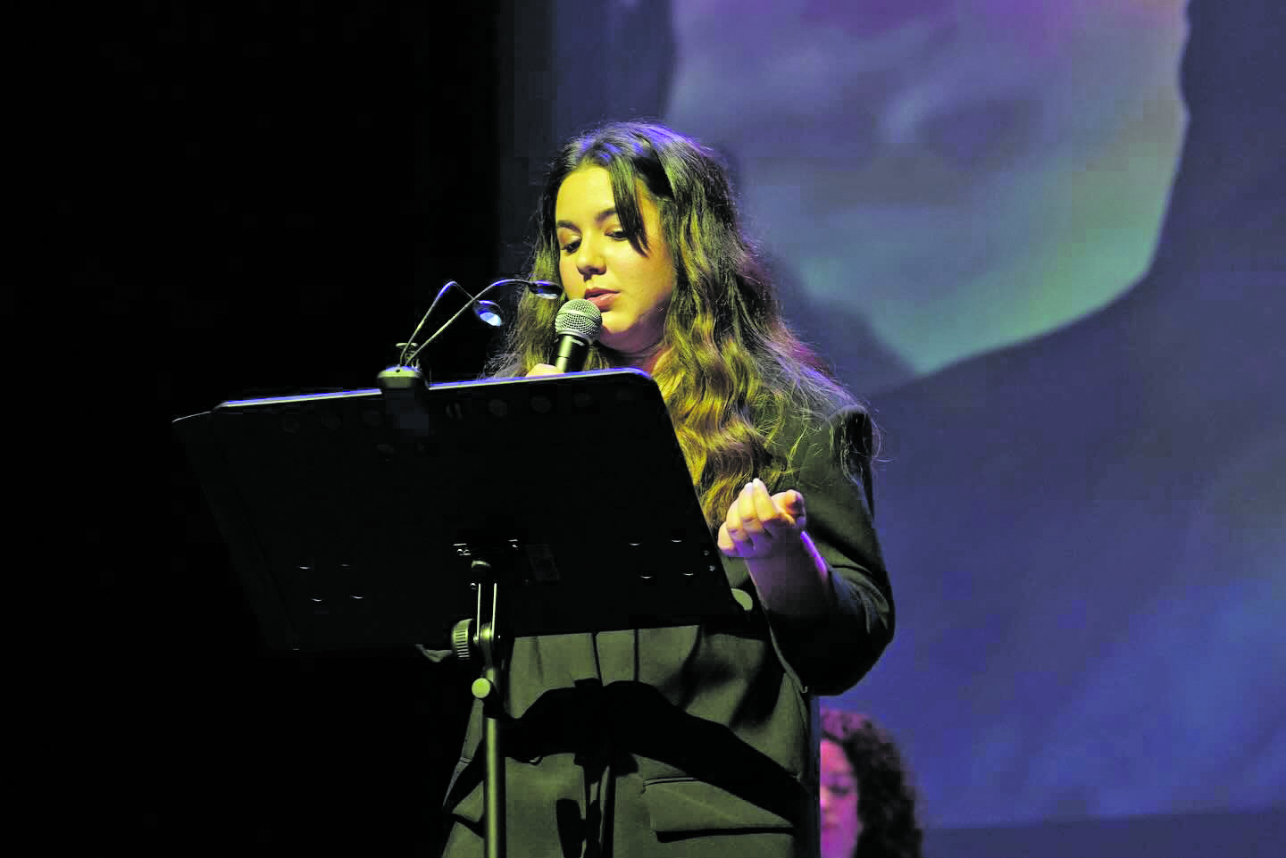Ana Santos teve como base de estudo o teatro, demonstrando grandes emoções durante a sua narração