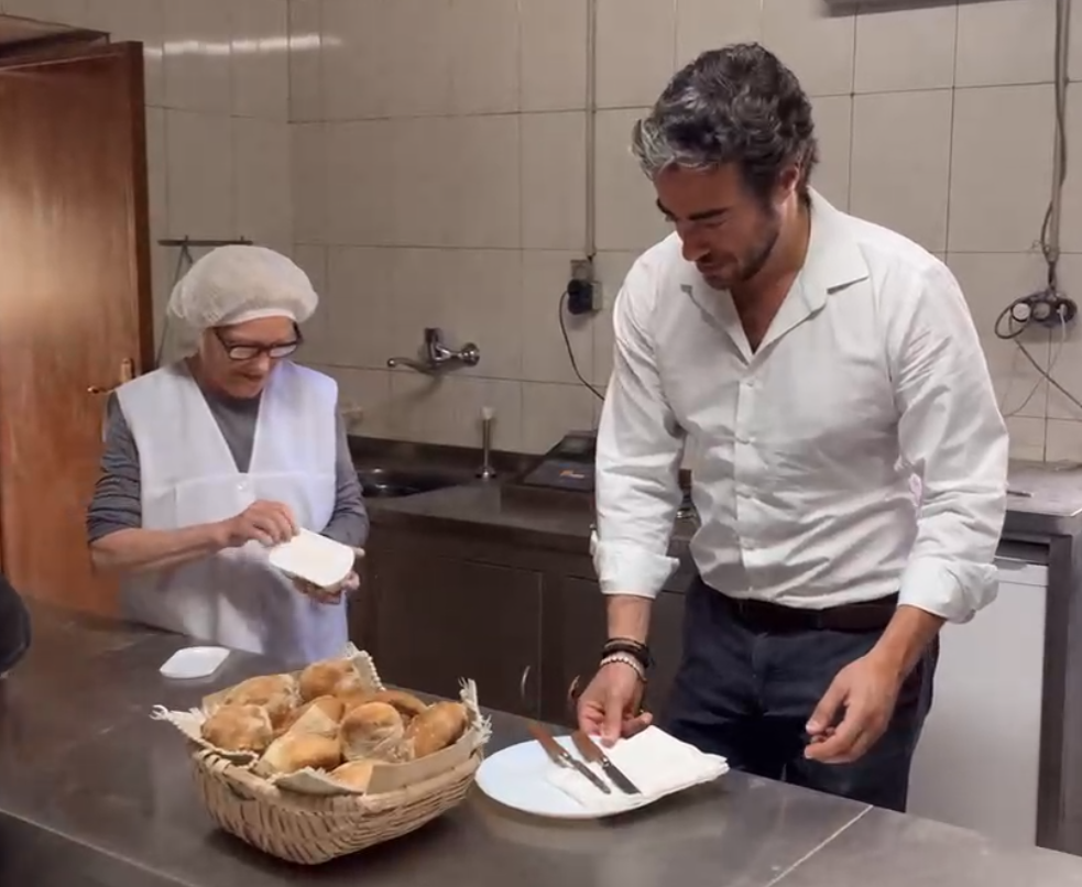 Amorim Lopes arregaçou as mangas e pôs as mãos na massa A primeira atividade Mário Amorim Lopes por Oliveira de Azeméis arrancou logo às 9h. O candidato arregaçou as mangas e colocou as mãos