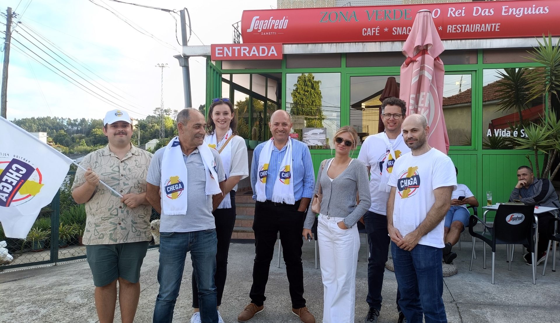 Contacto no restaurante Zona Verde - O Rei da Enguias, na freguesia de Palmaz