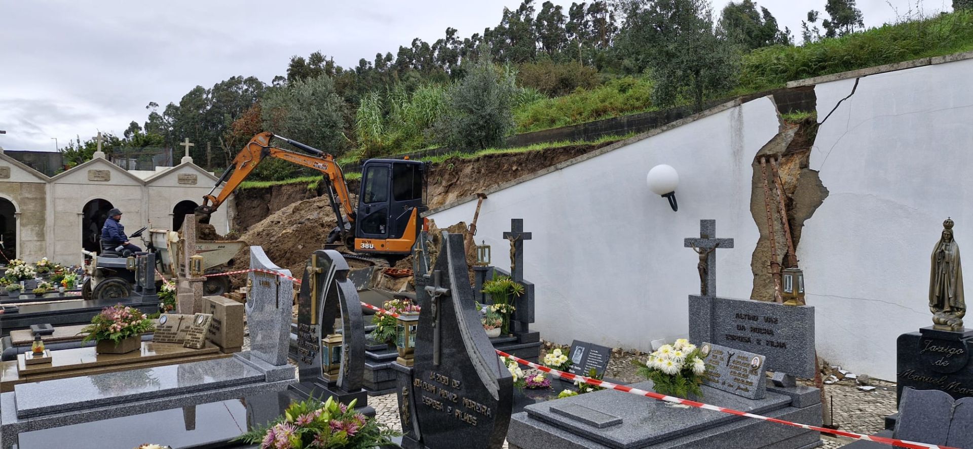 Foram atingidos 9 jazigos, 6 na parte comum da Junta de freguesia e mais 3 sendo Jazigos de Famílias